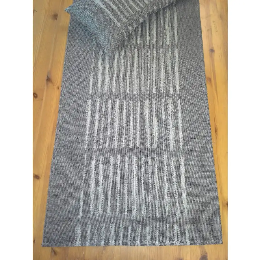 Alajärven Kotitekstiili Ladossa Musta 43x150 Cm Laudeliina 3 Alajärven Kotitekstiili Ladossa Musta 43x150 Cm Laudeliina